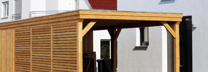 Holzcarport an einem Haus