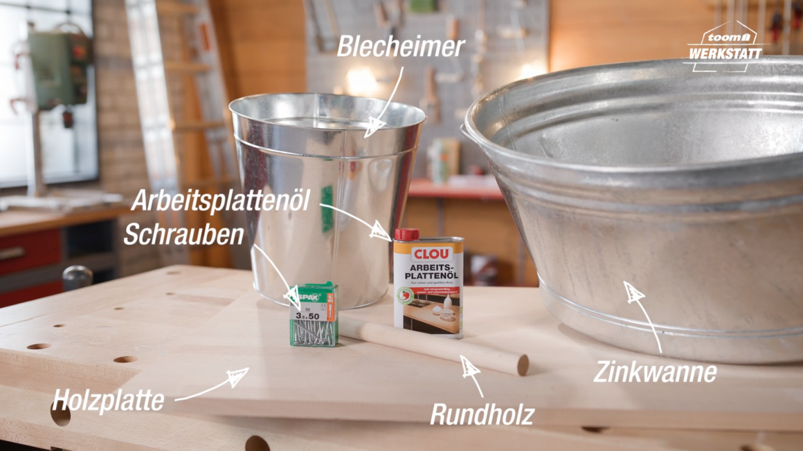 Materialien und Werkzeuge auf einer Werkbank.