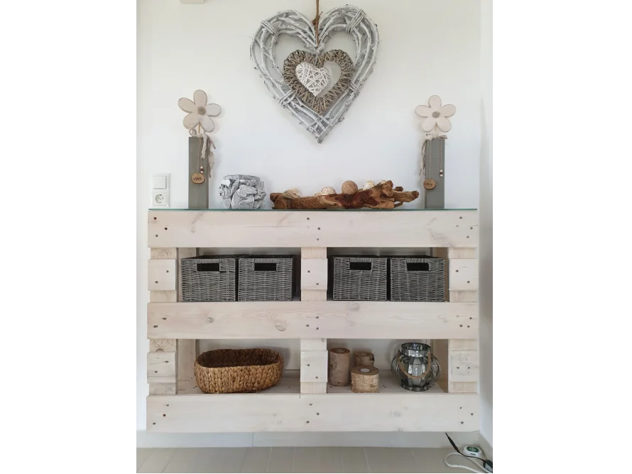 Rustikales Regal mit Dekoration