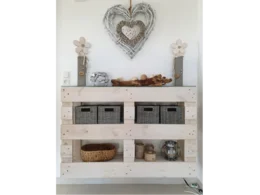 Rustikales Regal mit Dekoration