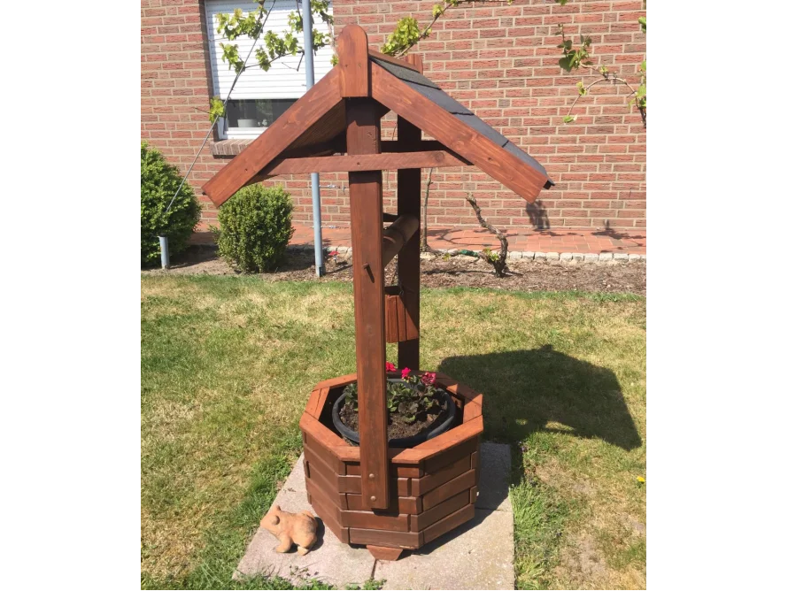 Dekorativer Holzbrunnen im Garten