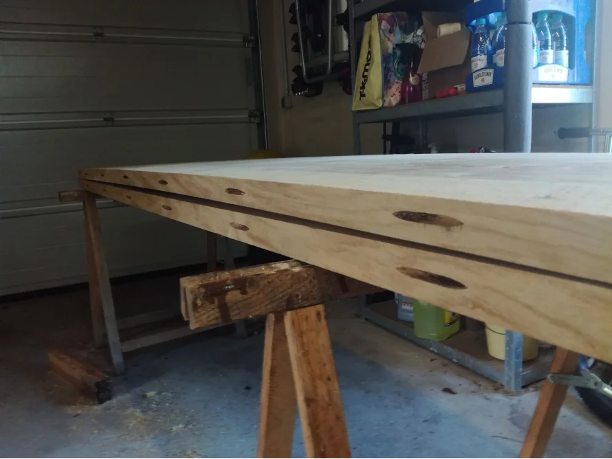 Zwei Holzbretter mit ausgefrästen Löchern