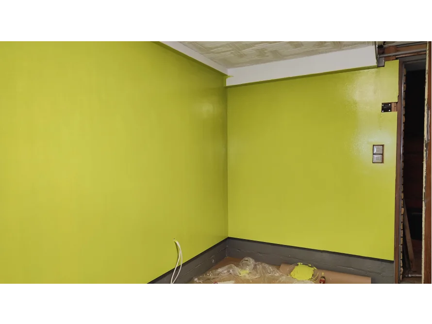 Leuchtend grün gestrichener Raum