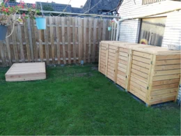 Garten mit Holzmülltonnenverkleidung und Sandkasten