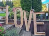 Der Schriftzug LOVE aus Holz im Garten