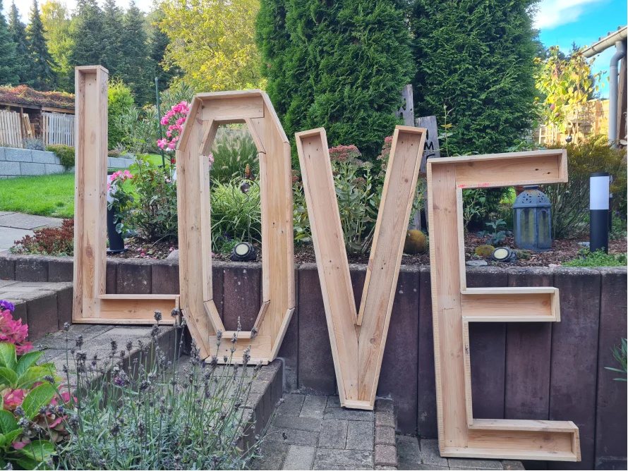 Der Schriftzug LOVE aus Holz im Garten
