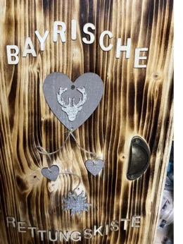 Holzkiste mit Herz und Hirschmotiv