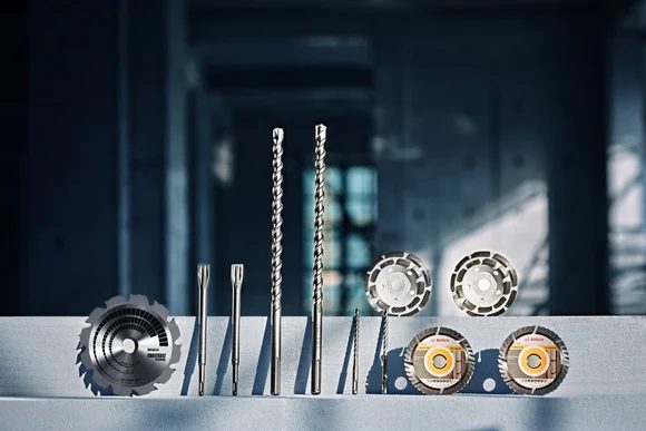 Verschiedene Bohrer und Sägeblätter