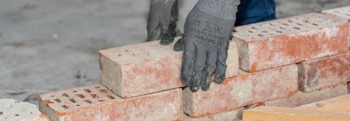 Person mauert eine Wand