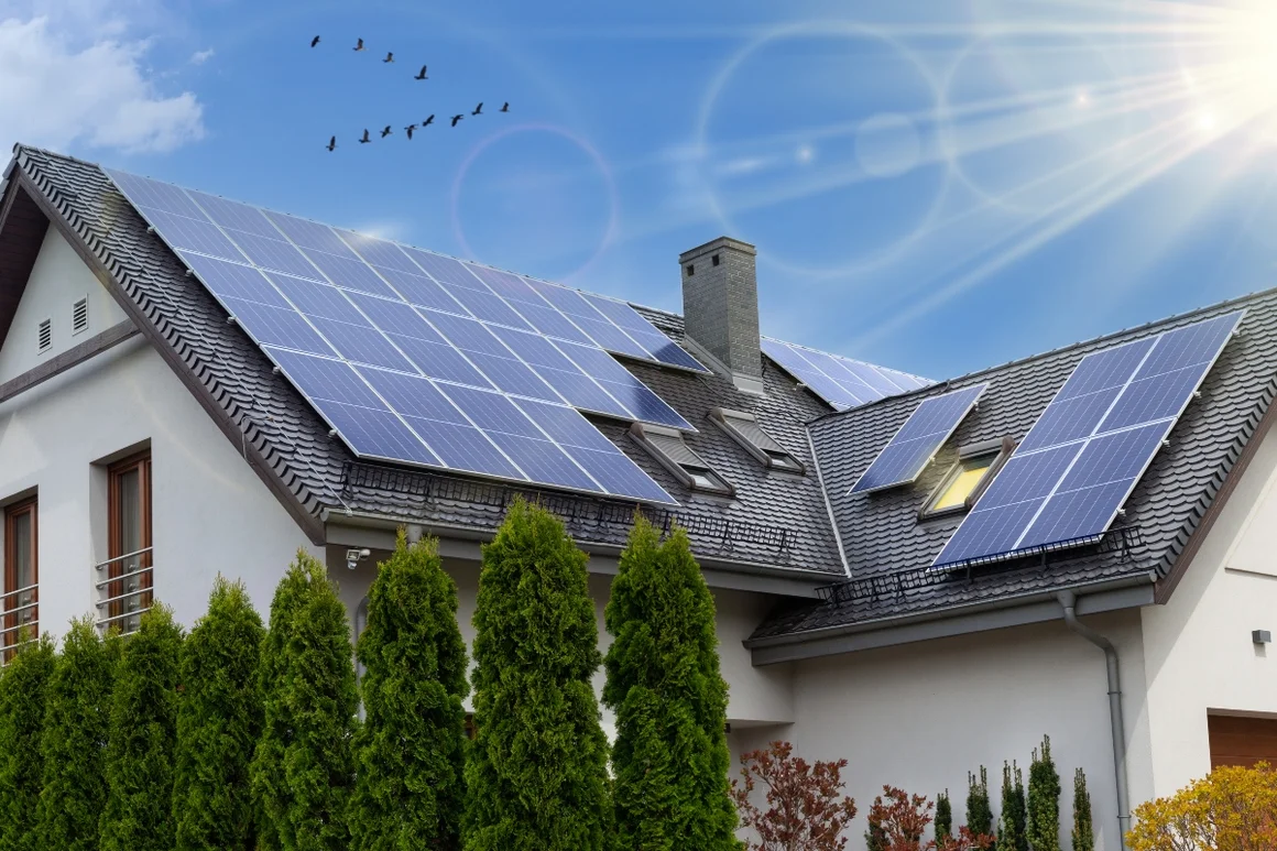 Haus mit Solaranlage auf dem Dach