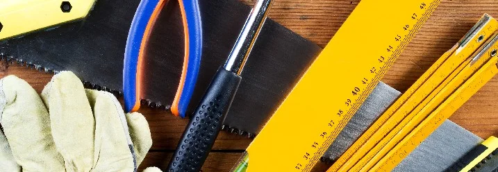 Werkzeuge auf einem Tisch