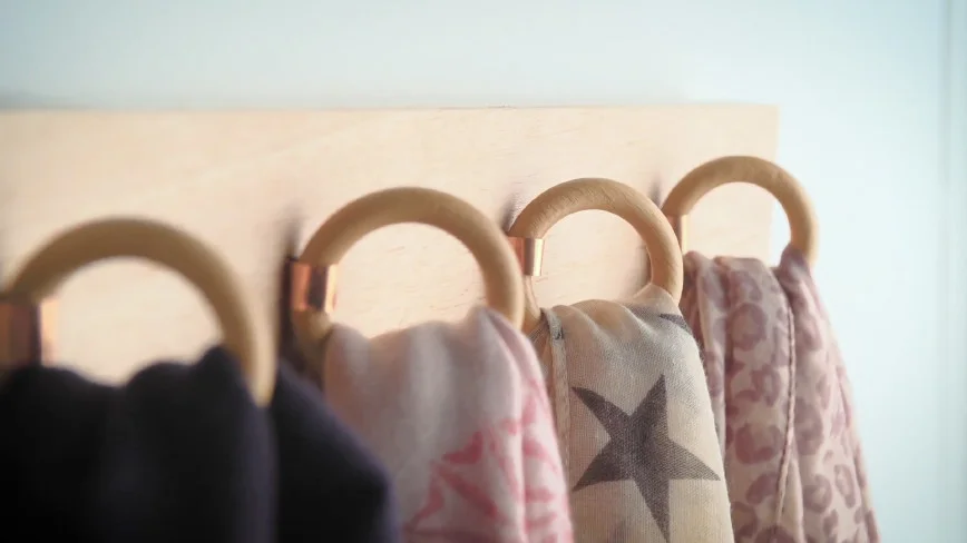 Schalhalter aus Holz mit Schals