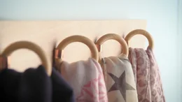 Schalhalter aus Holz mit Schals