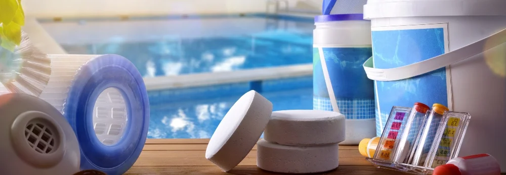 Poolpflegeprodukte am Poolrand
