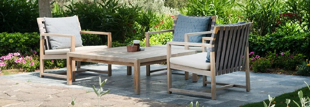 Gartenmöbel aus Holz auf einer Terrasse