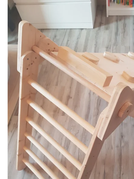 Hölzernes Kletterdreieck für Kinder