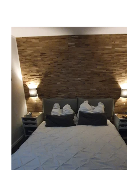 Ein Bett mit Holzvertäfelung an der Wand