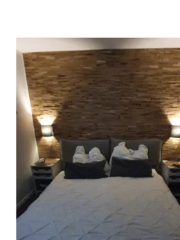 Ein Bett mit Holzvertäfelung an der Wand