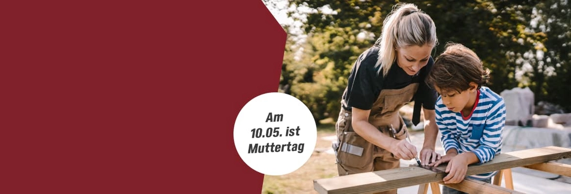 Eine Person und ein Kind messen mit einem Winkelmesser ein Holzbrett aus.