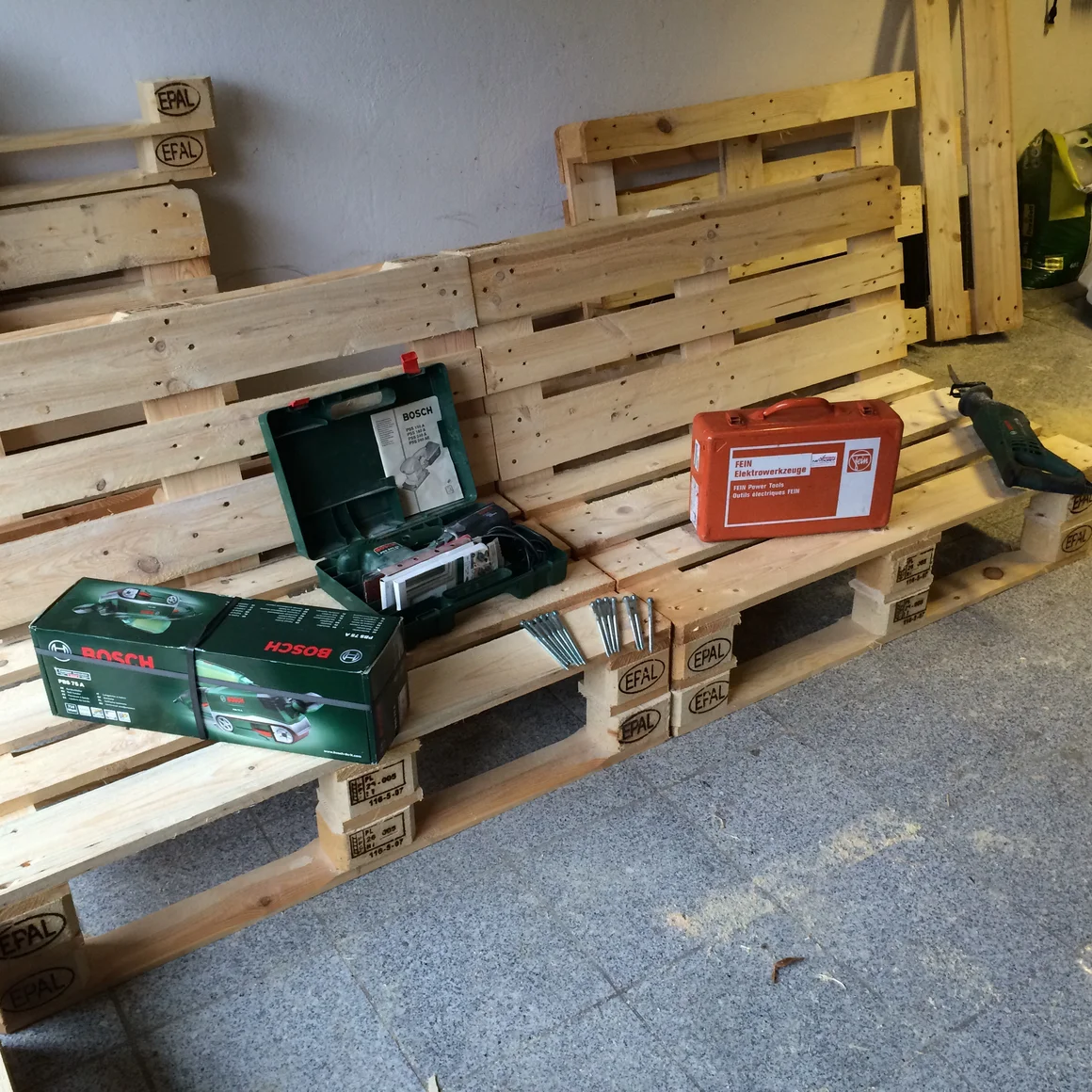 Werkzeuge und Material für den Bau eines Gartenhauses