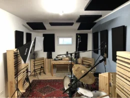 Ein Musik-Proberaum mit Schlagzeug.