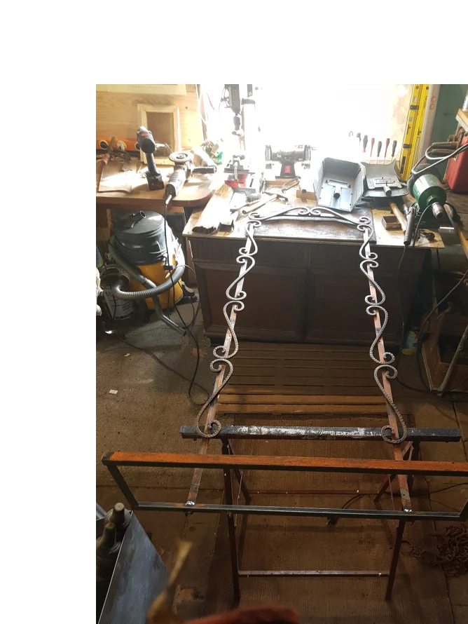 Metallrahmen auf Werkbank