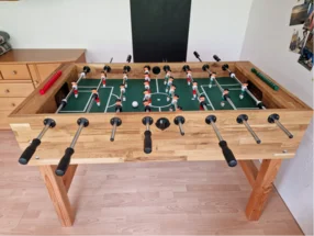 Tischfußballtisch aus Holz