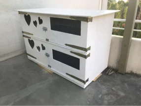 Weißer Taubenschlag mit Herzchen