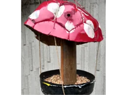 Upgecycelter Vogelfutterspender aus Fußball