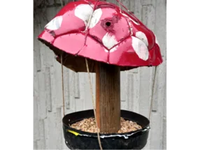 Upgecycelter Vogelfutterspender aus Fußball