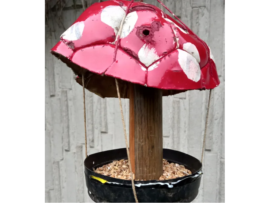 Upgecycelter Vogelfutterspender aus Fußball