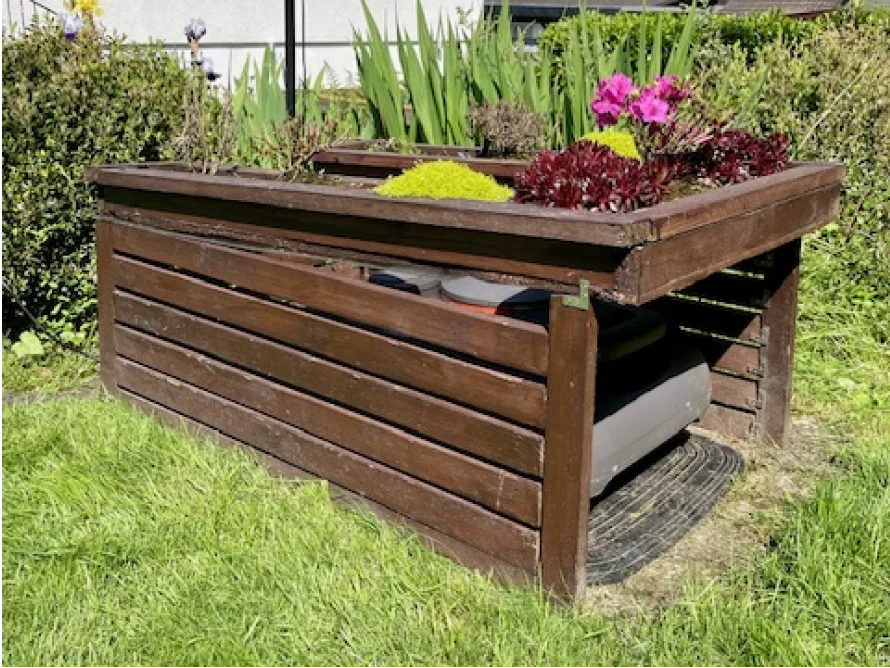 Holzunterstellmöglichkeit für Mähroboter