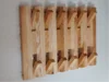 Hölzerne Garderobe mit Haken