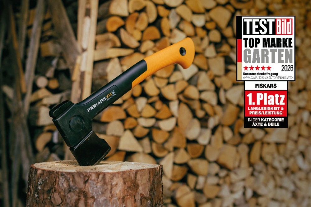Eine Fiskars Ultra-Axt steckt in einem Holzblock