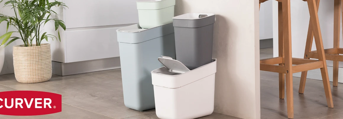 Drei unterschiedlich große Mülleimer