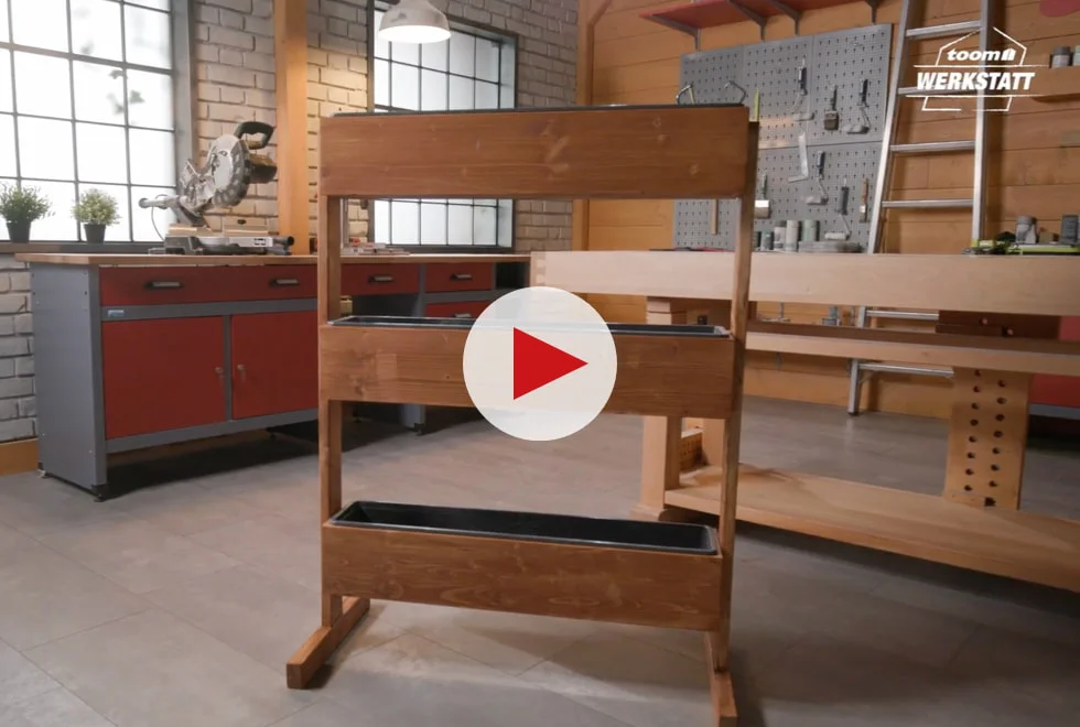 Holzregal mit drei Pflanzkästen