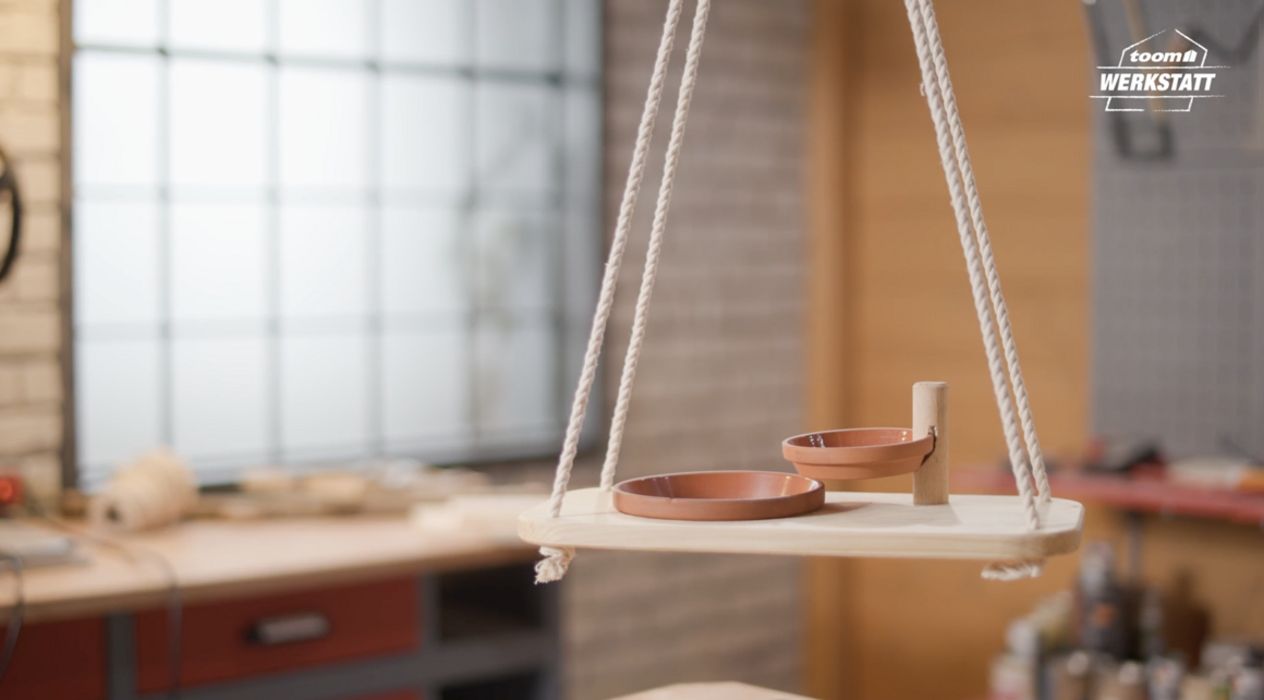 Hängevorrichtung aus Holz mit zwei Tonschalen