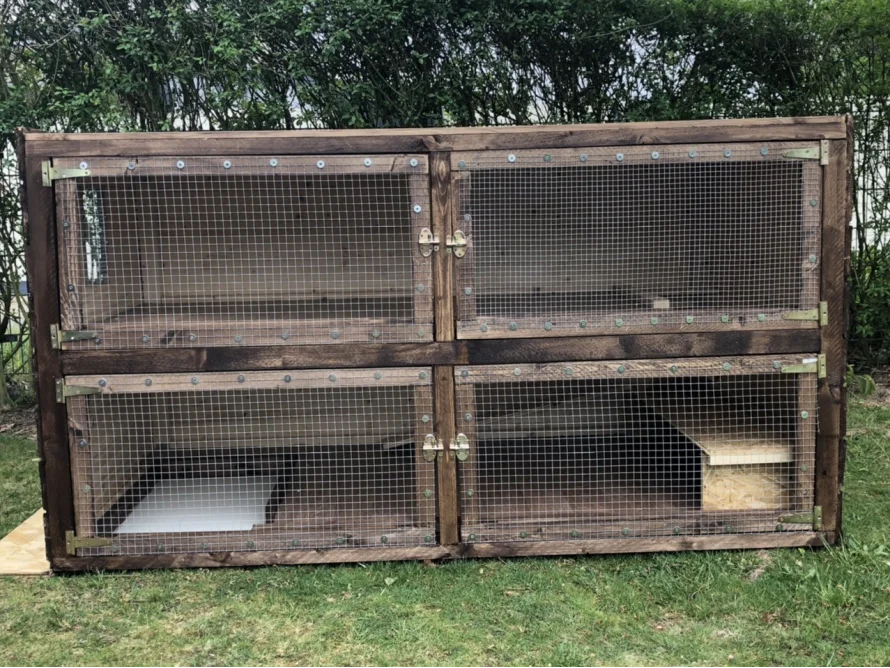 Doppelstöckiger Hasenstall aus Holz
