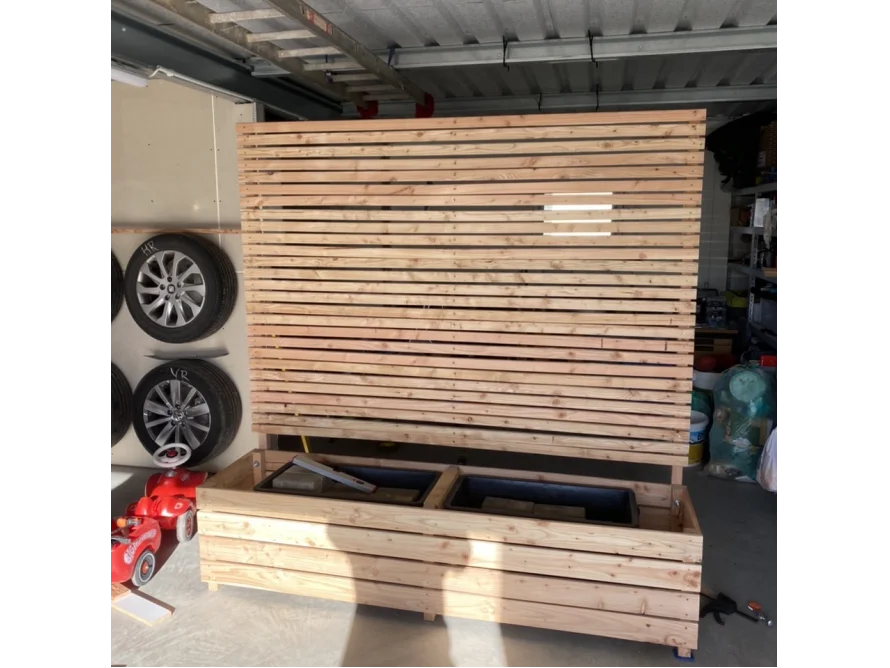 Holzgestell mit Blumenkasten