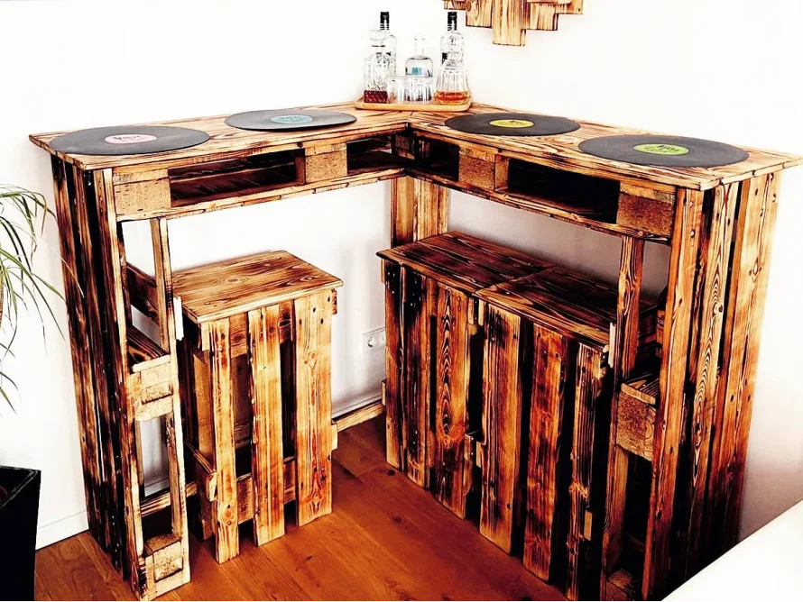 Ecke aus Palettenholz mit Schallplatten als Dekoration