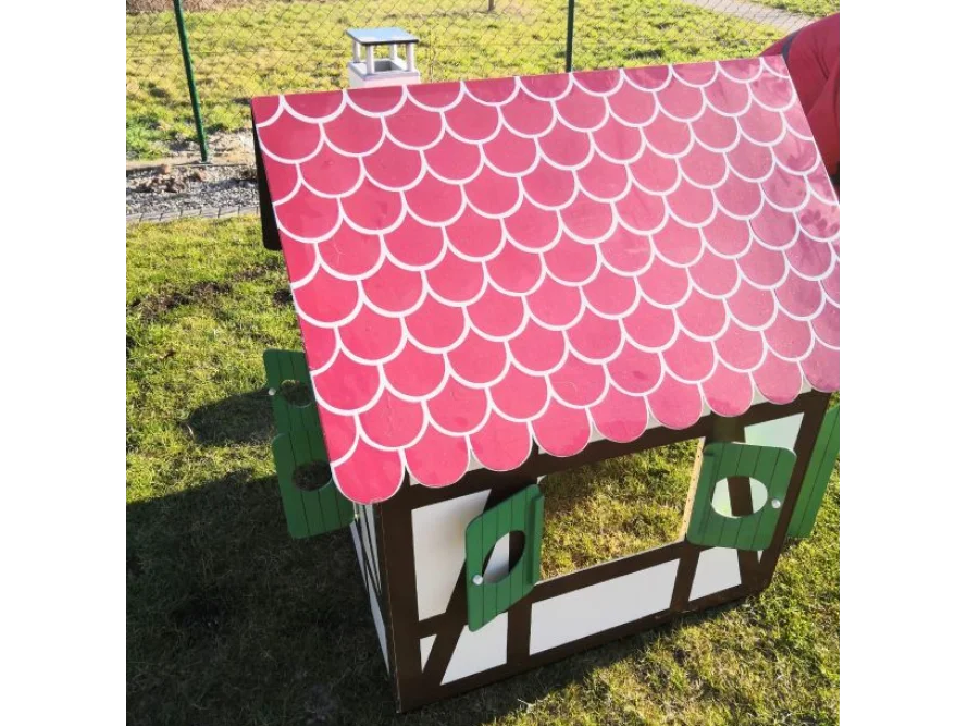 Spielhaus aus Holz mit rotem Dach