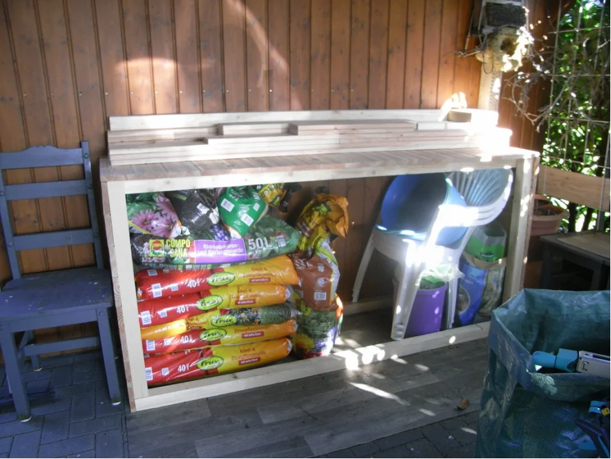 Unfertiges Gartenhaus mit Gartenzubehör