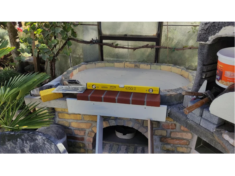 Bau eines Pizzaofens mit Wasserwaage