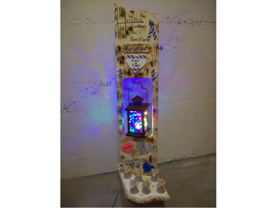 Holzsäule mit Laterne und Engeln