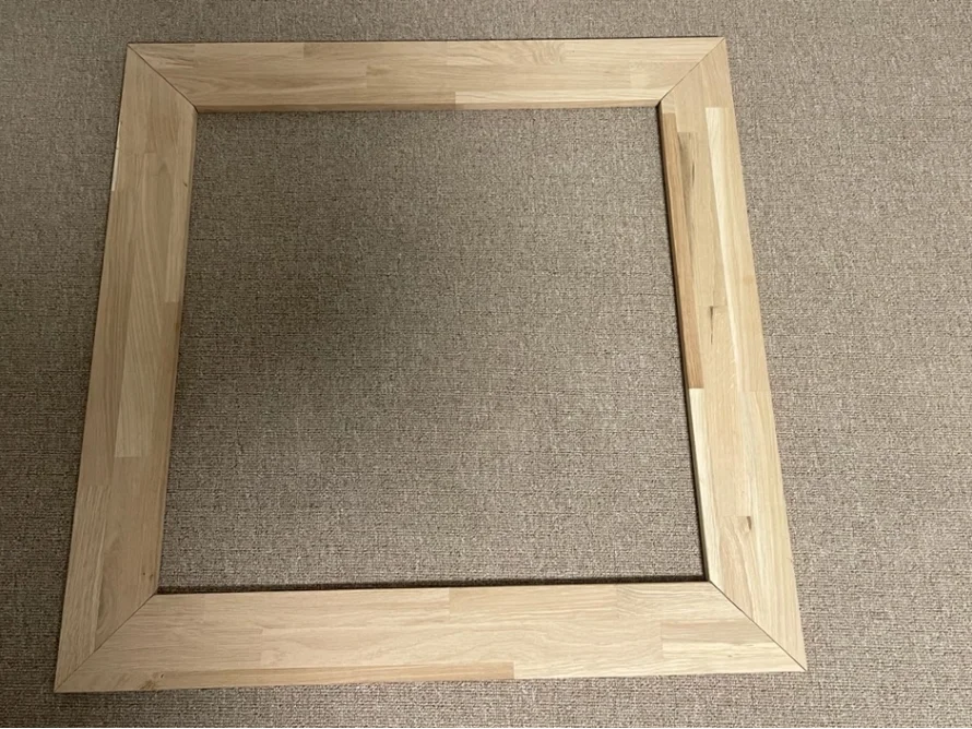 Holzrahmen auf Teppich