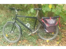 Schwarzes Fahrrad mit Gepäckträgertasche