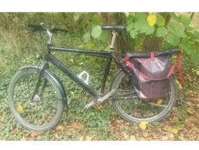 Schwarzes Fahrrad mit Gepäckträgertasche