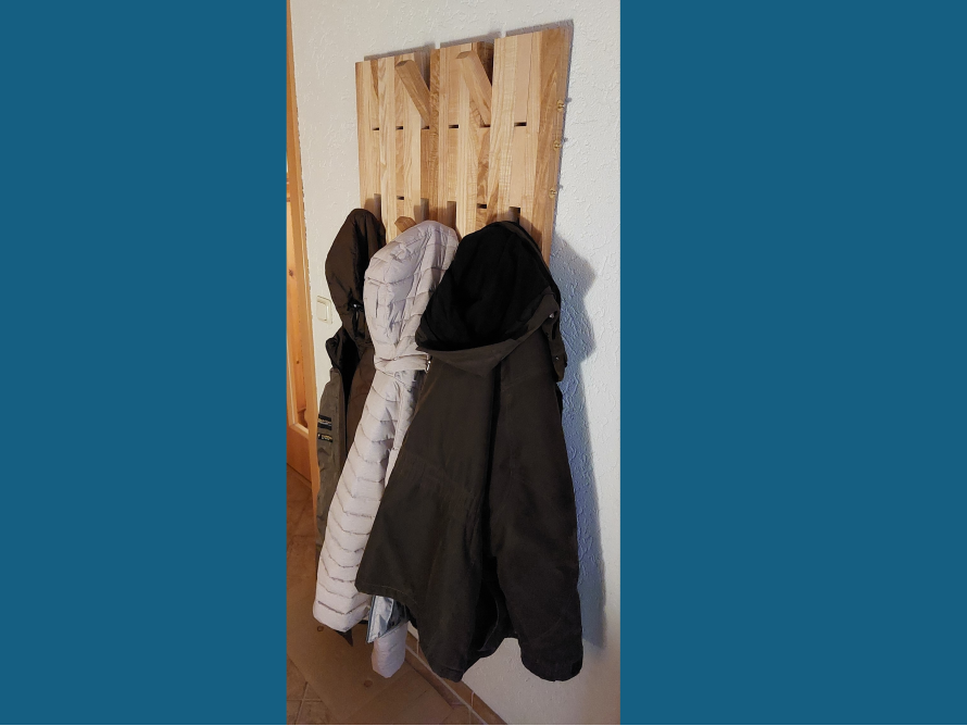 Garderobe aus Holz mit Jacken