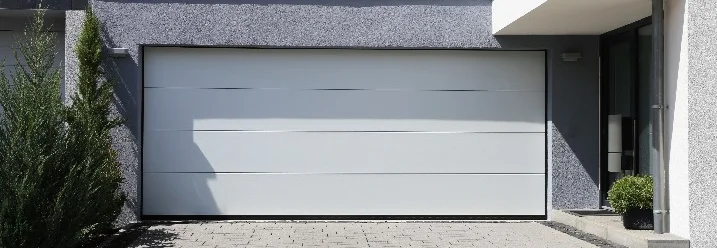 Geschlossenes weißes Garagentor