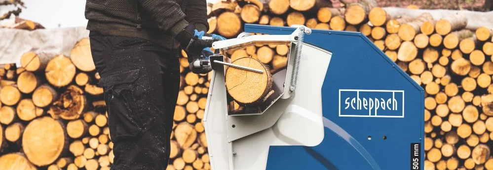 Person sägt Holz mit einer Wippsäge.